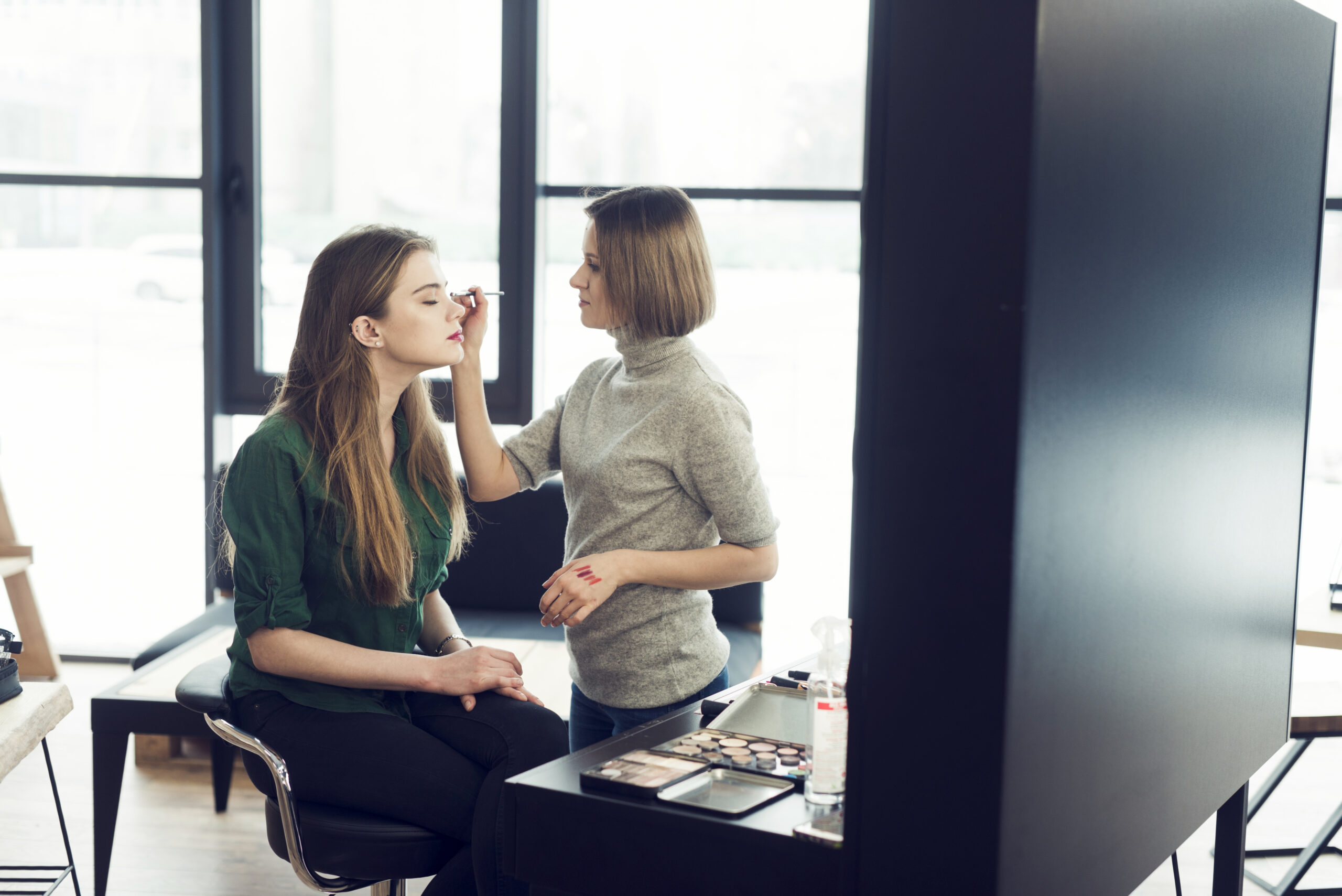 How to Become a Professional Makeup Artist: A Complete Guide